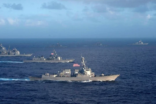 Hải quân Mỹ và hải quân Nhật tập trận gần Philippines