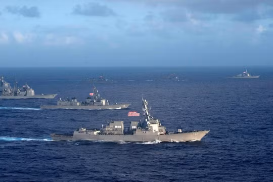 Hải quân Mỹ và Nhật Bản tập trận trên biển gần Philippines.