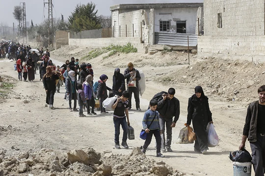 Dân thường Syria sơ tán ra khỏi Đông Ghouta theo hành lang nhân đạo do Nga và chính quyền Syria thiết lập
