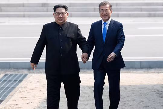 Ông Kim Jong Un và tổng thống Hàn Quốc Moon Jae In trong cuộc gặp lịch sử ở Bàn Môn Điếm