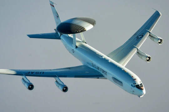 Máy bay trinh sát, cảnh báo sớm E-3 của Mỹ