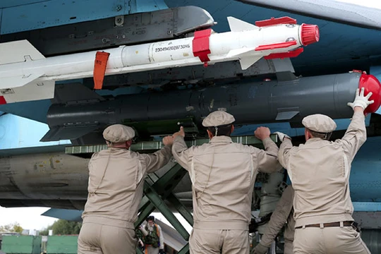 Binh sĩ Nga lắp vũ khí lên chiến đấu cơ trước giờ xuất kích tại chiến trường Syria