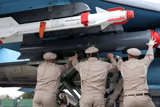 Binh sĩ Nga lắp vũ khí lên máy bay chuẩn bị xuất kích tại chiến tường Syria