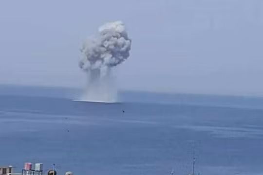 Chiếc Su-30SM gặp nạn bị rơi gây ra một cột nước lớn trên biển