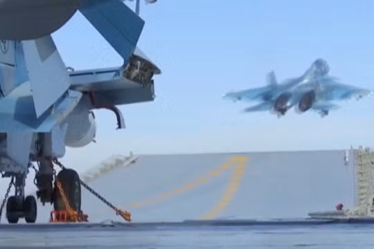 Chiến đấu cơ xuất kích từ tàu sân bay Đô đốc Kuznetsov