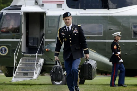 Va li hạt nhân là vật luôn theo sát tổng thống Mỹ