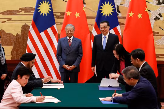 Thủ tướng Malaysia Mahathir Mohamad và thủ tướng Trung Quốc Lý Khắc Cường chứng kiến lễ ký kết nhiều văn kiện hợp tác song phương tại Bắc Kinh ngày 20/8