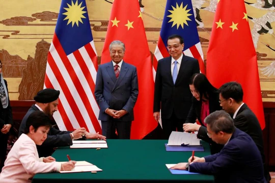 Thủ tướng Malaysia Mahathir Mohamad và thủ tướng Trung Quốc Lý Khắc Cường chứng kiến lễ ký kết nhiều văn kiện hợp tác song phương tại Bắc Kinh ngày 20/8