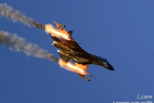 Chiến đấu cơ Trung Quốc khai hỏa vào mục tiêu trong cuộc tập trận