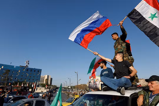 Người dân ăn mừng chiến thắng của quân đội Syria