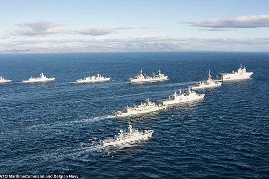 Hạm đội NATO bám sát tàu sân bay Nga khi di chuyển qua eo biển Anh