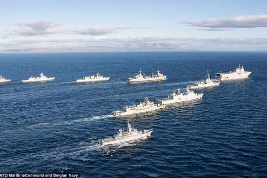 Hạm đội NATO bám theo tàu sân bay Nga khi Đô đốc Kuznetsov hải hành qua eo biển Anh, tiến sang Syria