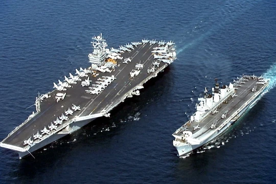 Tàu sân bay Izumo của hải quân Nhật Bản tập trận chung với tàu sân bay Stennis của hải quân Mỹ