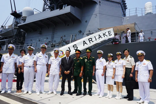 Chiến hạm hải quân Nhật Bản thăm cảng Cam Ranh của Việt Nam