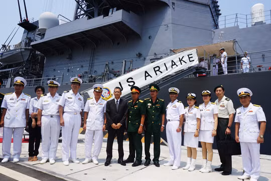 Khu trục hạm Nhật Bản ghé thăm cảng Cam Ranh của Việt Nam