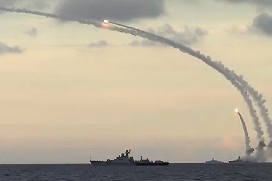 Chiến hạm Nga phóng tên lửa hành trình Kalibr tấn công phiến quân Syria