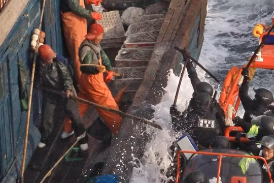 Ngư dân Trung Quốc đánh bắt trái phép chống trả cảnh sát Hàn Quốc thực thi nhiệm vụ