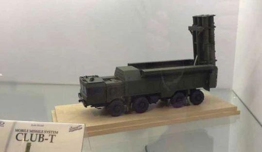 Mô hình xe bệ phóng hệ thống tên lửa Club-T mang 6 tên lửa hành trình 3М14E1 do Novator phát triển trưng bày tại triển lãm Gulf Defence & Aerospace, Kuwait, tháng 12/2017 (James Bingham / Jane's) 