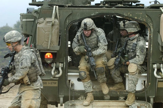 Binh sĩ NATO trong một cuộc tập trận ở Đông Âu