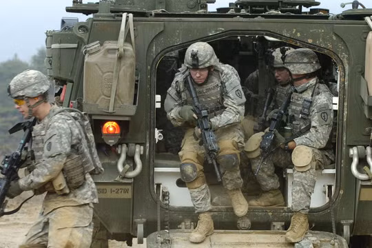 Binh sĩ NATO trong một cuộc tập trận ở Đông Âu