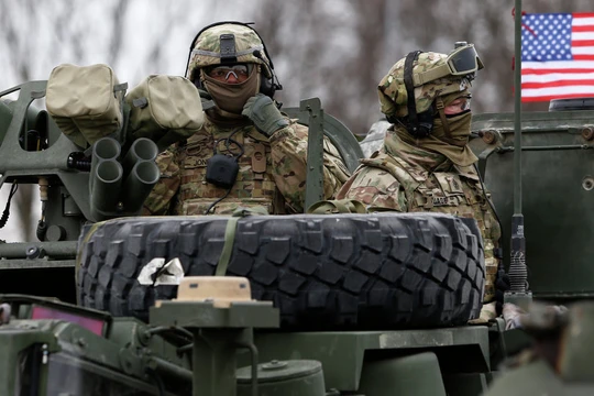 Lính Mỹ trong một cuộc tập trận ở châu Âu. NATO đang ngày càng tiến sát biên giới nước Nga.