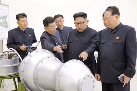 Nhà lãnh đạo Triều Tiên Kim Jong un quan sát vật được cho là quả bom H.