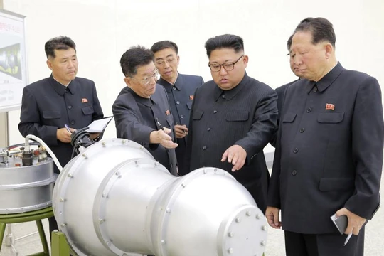Nhà lãnh đạo Triều Tiên Kim Jong un quan sát vật được cho là quả bom H.