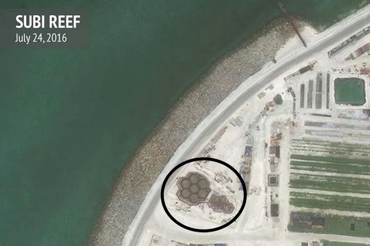 Cận cảnh một cấu trúc xây dựng trên đá Subi ở quần đảo Trường Sa đã bị Trung Quốc bồi lấp, xây dựng thành đảo nhân tạo phi pháp với đường băng, nhà chứa máy bay và các công trình quân sự kiên cố