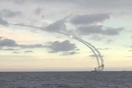 Chiến hạm Nga phóng tên lửa hành trình tầm xa Kalibr tấn công phiến quân Syria