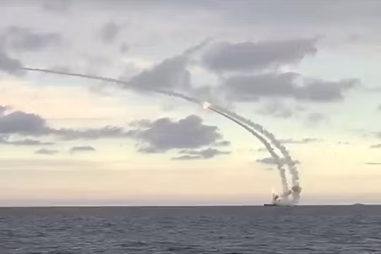 Chiến hạm Nga phóng tên lửa hành trình Kalibr tấn công phiến quân Syria