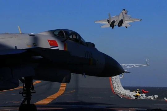 Chiến đấu cơ J-15 xuất kích từ tàu sân bay Liêu Ninh
