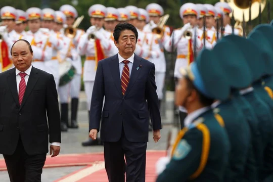 Thủ tướng Nguyễn Xuân Phúc và Thủ tướng Shinzo Abe duyệt đội danh dự 