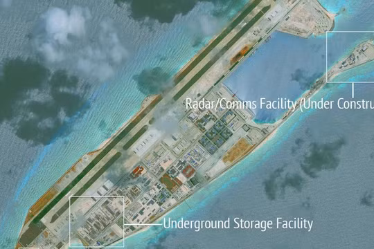 Đá Chữ Thập tại quần đảo Trường Sa đã bị Trung Quốc cải tạo thành đảo nhân tạo phi pháp với đường băng dài 3.000m, cầu cảng và các công trình quân sự kiên cố