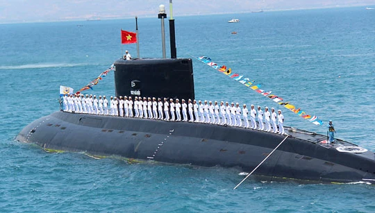 Tàu ngầm Kilo của hải quân Việt Nam trên vịnh Cam Ranh