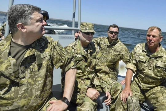 Ông Poroshenko thị sát quân đội