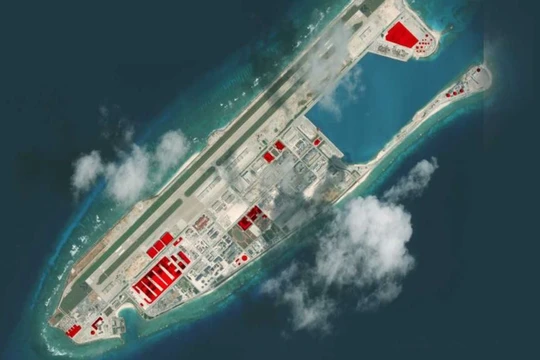 Đá Chữ Thập đã bị Trung Quốc bồi lấp thành đảo nhân tạo phi pháp với đường băng, cầu cảng, nhà chứa máy bay và các công trình quân sự kiên cố tại quần đảo Trường Sa