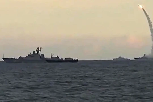 Chiến hạm Nga phóng tên lửa hành trình tầm xa Kalibr tấn công mục tiêu khủng bố tại Syria