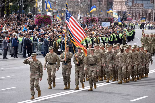Binh sĩ NATO diễu binh tại Ukraine