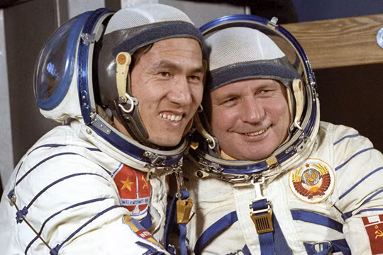 Hai nhà du hành vũ tru Phạm Tuân của Việt Nam và Viktor Gorbatko của Liên Xô
