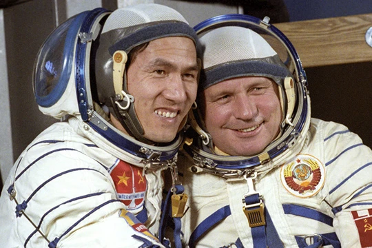 Hai nhà du hành vũ tru Phạm Tuân của Việt Nam và Viktor Gorbatko của Liên Xô
