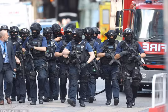 Cảnh sát vũ trang tuần tra trên đường phố London sau loạt vụ tấn công khủng bố ngày 4/6