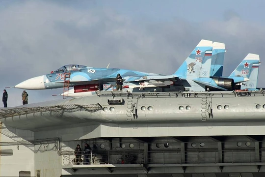 Chiến đấu cơ Su-33 trên tàu sân bay Đô đốc Kuznetsov đang trên đường tới Syria