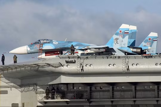 Chiến đấu cơ Su-33 trên tàu sân bay Đô đốc Kuznetsov đang trên đường tới Syria