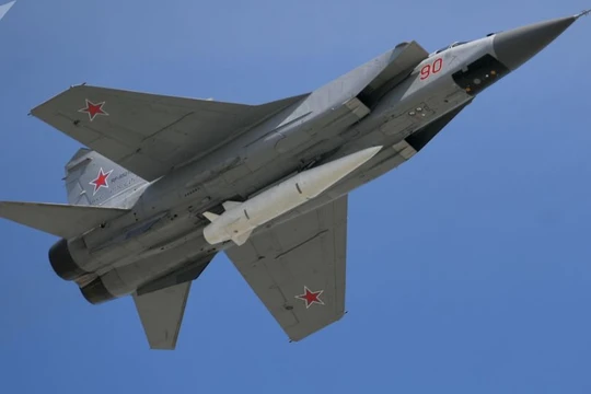 Tiêm kích đánh chặn tầm xa Mig-31 mang tên lửa Kinzhal