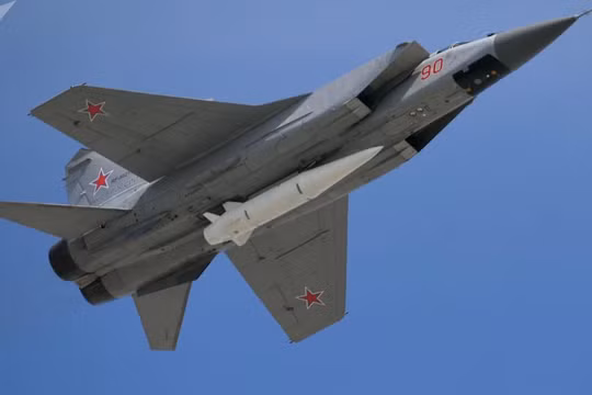 Tiêm kích đánh chặn tầm xa Mig-31 mang tên lửa Kinzhal