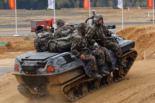 Một robot chiến đấu chở quân của Nga