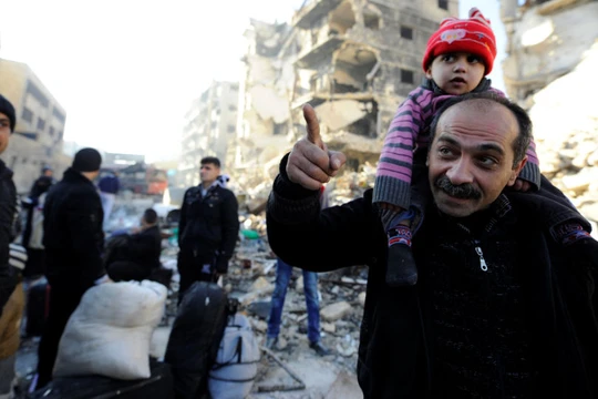 Người dân được sơ tán khỏi khu vực chiến sự ở Aleppo