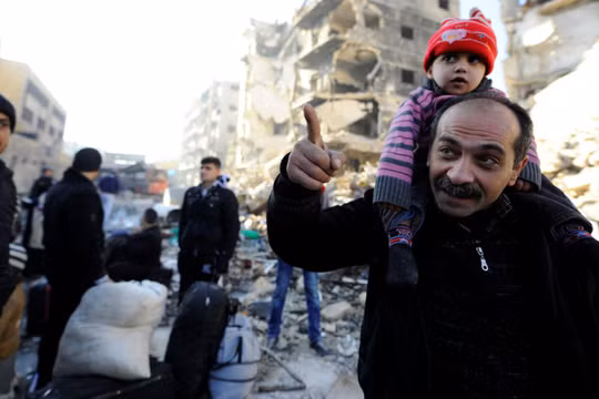 Người dân được sơ tán khỏi khu vực chiến sự ở Aleppo