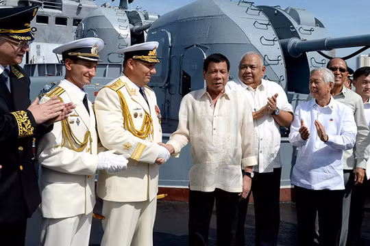 Ông Duterte thăm khu trục hạm Nga