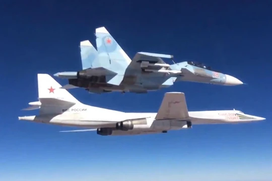 Chiến đấu cơ Su-30SM hộ tống Tu160 làm nhiệm vụ tại chiến trường Syria